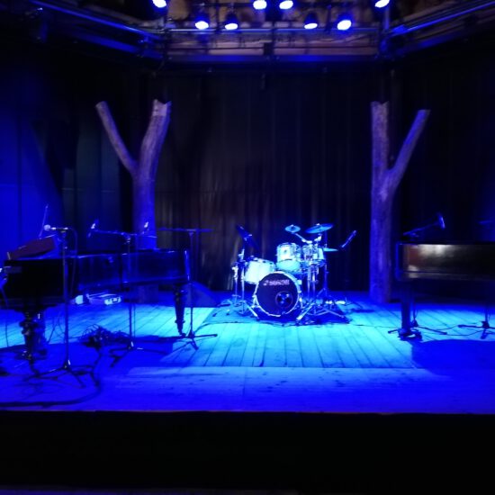 Konzert-Highlight am 4.9.22 im Theater am Rand mit zwei Flügeln und Drums + Kunstaktion an der Oder